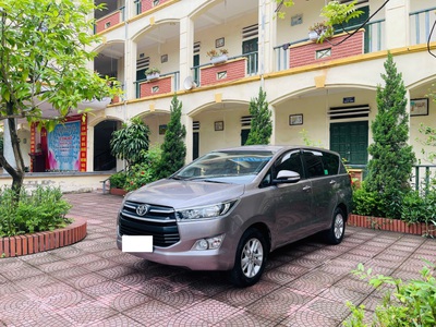 Gia đình tôi cần bán chiếc xe ô tô Toyota Innova 2.0E màu xám vàng 2020 1