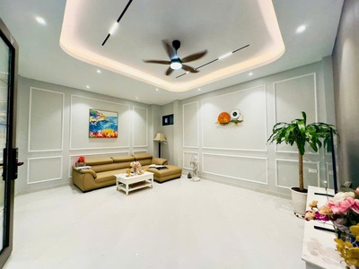 Nhà trên 12 tỷ có ngay em hoa hậu minh khai mặt tiền 6m  dt 50m2/5 tầng thang máy nhập. 0