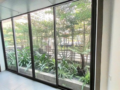 Bán mặt phố lạc long quân, kinh doanh, mt rộng 8m, vỉa hè đá bóng 143m chỉ 63 tỷ 2