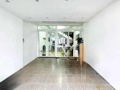 Quận 7 - hẻm lê thị chợ - ô tô 7 chỗ ngủ trong nhà - 2 tầng btct nhỉnh 7 đồng  - diện tích : 2