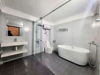Cho thuê nhà phố Văn Cao, 3 p.ngủ full nội thất. 2