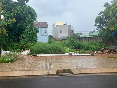 444m2 có 200m2 đất thổ cư, hơn 13,5m mặt tiền đường lớn, vỉa hè, cây xanh đầy đủ. vị trí trung tâm 2