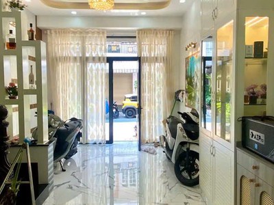 Ô tô ngủ nhà, 4 tầng mới đẹp ở ngay, 2 giếng trời, phòng trệt cho gd có người lớn tuổi 1
