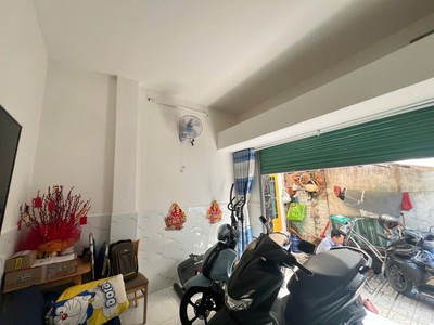 Nhà đẹp, thiết kế hiện đại, đúc thật 4 tầng, nằm trong khu dân cư hiện hữu, hẻm xe tải chạy vi vu, 2