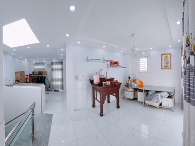 Bán nhà có 2 mặt tiền vói bề ngang lớn bề thế- đường đoàn văn bơ thông ra vĩnh khánh và hoàng diệu. 2