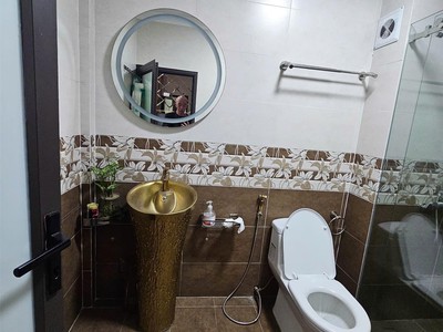 Tôi chính chủ bán nhà ngõ 99 nguyễn chí thanh ô tô tránh, đỗ trong nhà nhà 6 tầng, 10 phòng ngủ có 3