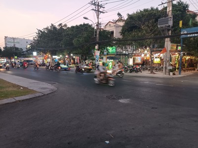 Bán nhà mặt tiền 100x100m giá 90 tỷ đường khu chợ lê minh xuân 1