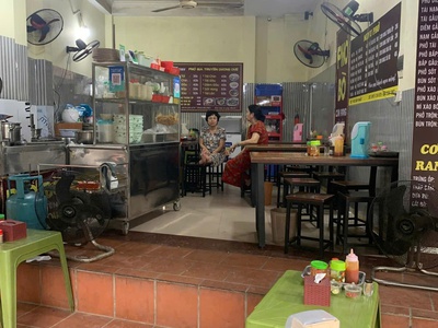 Sang nhượng quán phở bò đang hoạt động tốt   vị trí đắc địa giáp nhất 1