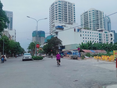 Bán gấp khách sạn 7 tầng mới tinh, vị trí đắc địa, doanh thu ổn định 100 triệu/tháng, lê hồng 3