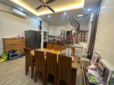 Nhà phố hoàng văn thái 26 m , nhà dân xây chắc chắn, ngõ thông thoáng, gần ô tô. 0