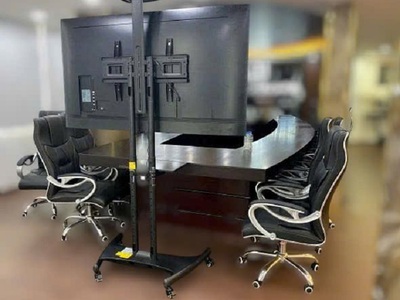 Khung treo tivi di động AVA1500-1PG đẩy được nhờ có 4 bánh xe 3
