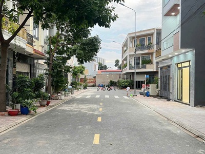 Chính Chủ Cần Bán Nhà Phố Phường Dĩ An Gần Vincom 550 0