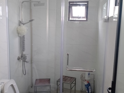 Vách kính phòng tắm khít trần giúp chống bắn nước hiệu quả 0
