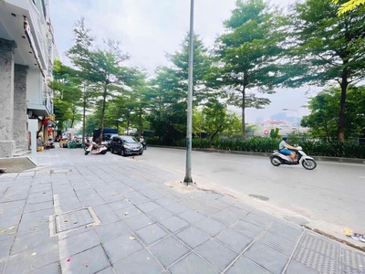 Mặt phố Ba Đình 6 tầng lừng lững - Ô tô dừng đỗ - Vỉa hè đá bóng - Kinh doanh đỉnh. 0