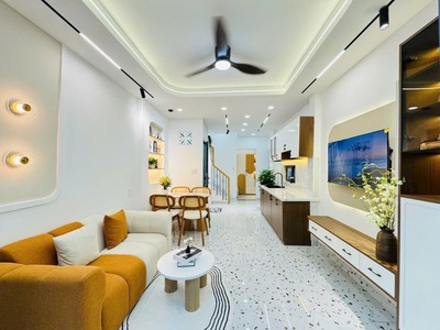 Nhà góc 2 mặt hẻm gần hàng xanh, bình thạnh, sổ 35m2, 2 tầng đúc, 3pn, chỉ hơn 4 tỷ thương lượng 0