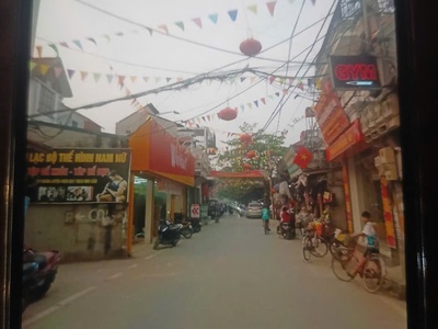 Gia đình tôi càn bán gấp nhà 3 tầng  vị trí đẹp gần chợ đầu mối hoa quả 1