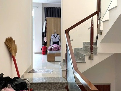 Giáp phú nhuận  đối diện bv 175, nhà 60m    chỉ 5.3 tỷ tl 2