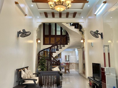 Cho thuê nhà 6 p.ngủ khép kín  83m2  phố Văn Cao. 0