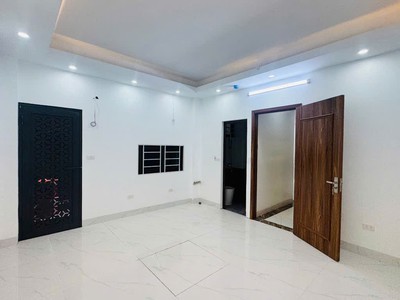 Hoàng quốc việt   6 tầng x 32m2 - thang máy   khu dân trí cao 2