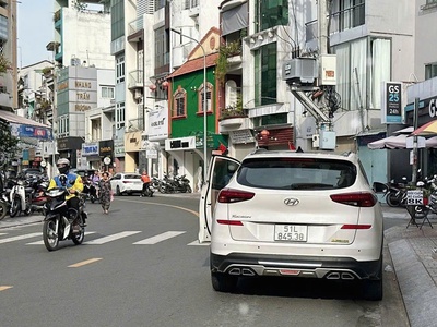 5 tầng kiên cố, dòng tiền gần 1 tỷ, vị trí siêu đỉnh, mặt tiền nguyễn đình chính 1
