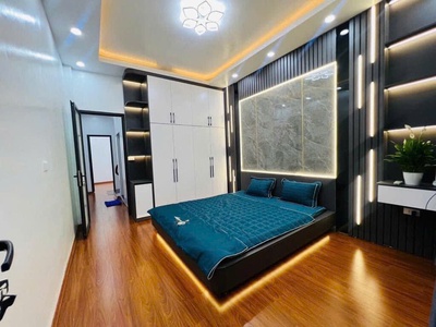  bán nhà mặt phố trạm long biên- dt: 103m  x 5 tầng mặt tiền rộng vỉa hè đá bóng gara 4 xe  ôtô 2