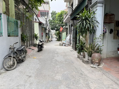 Nhà Cấp 4 Giang Biên 105m2 - Vị Trí Vàng Gần Hồ, Chợ, Khổ Vuông Đẹp, Ô Tô Đỗ Cửa 8