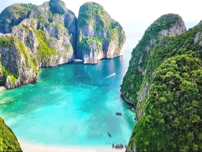 Vịnh lăng cô chạm vào một miền biển yên