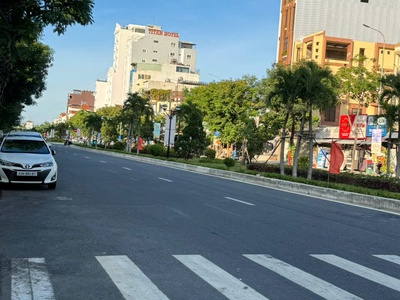 - đất nam hoà xuân chính chủ, kề lô góc giao nhau hai đường 10,5m lề 5m, thông sang đảo kim cương 3