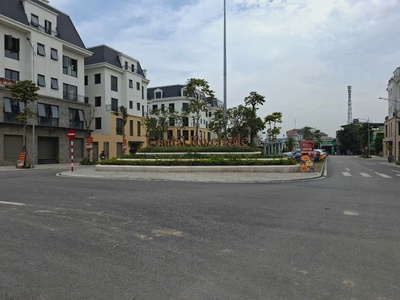 Bán nhà phố 5 tầng đối diên chung cư Vinhomes, gần ngay nhà văn hóa phường chỉ 5,X TỶ 4