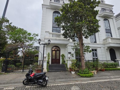 Thạch bàn 86 tỷ 216m mặt tiền 12m,khu vip nhà đẹp long biên 0