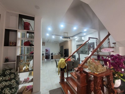Bán nhà 90m , 3 tầng, dt 90 m2, 4pn, 5wc, q.9, giá 9,05  tỷ, sổ hồng 3