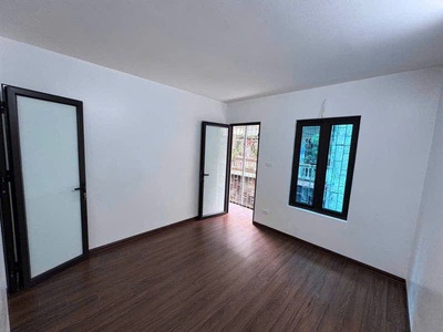 Bán căn hộ tập thể tầng 3, nghĩa tân, 70m2, 2 ngủ, căn góc, ô tô vào được, 3 tỷ 5 3