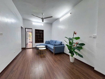 Bán căn hộ tập thể tầng 3, nghĩa tân, 70m2, 2 ngủ, căn góc, ô tô vào được, 3 tỷ 5 2