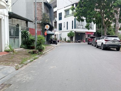Bán đất ngọc thụy   gần phố, vị trí đẹp   giá hơn 9 tỷ  , dt 50m, mặt tiền 4,5m, nở hậu, đường 2