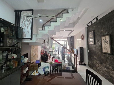 Bán nhà mặt phố q.2, 90m , 4 tầng, 11.65  tỷ, sổ hồng 1