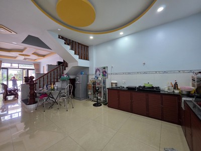 Bán nhà mặt phố q.2, 78m , 4 tầng, 8.15  tỷ, sổ hồng 3