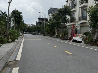 Lô góc ngọc thụy long biên   ô tô tránh   vỉa hè   mặt tiền 7m 3