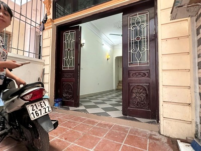 Cho thuê nhà ngõ bùi xương trạch, 3 tầng x 38m2, 2 ngủ, 3 wc, 8 triệu ở 6 em sinh viên 0