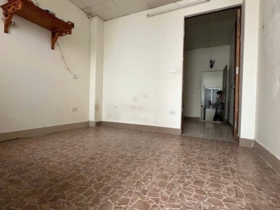 Cho thuê nhà ngõ bùi xương trạch, 3 tầng x 38m2, 2 ngủ, 3 wc, 8 triệu ở 6 em sinh viên 4