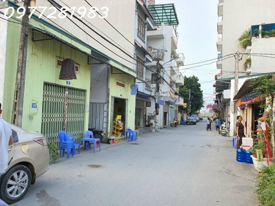 Bán đất tăng nhà cấp 4 cạnh nhổn xe tai, kinh doanh, giá 5.x tỷ 2