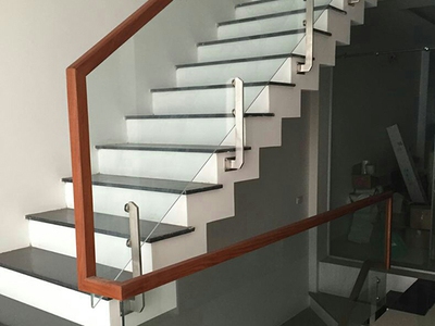 Báo giá lan can kính cầu thang mới nhất 2025 0