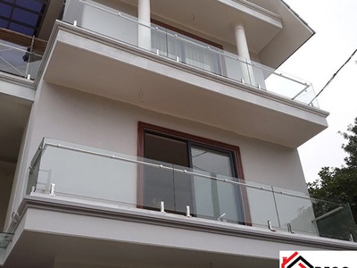 Thi công lan can kính mặt tiền chuyên nghiệp, uy tín 0