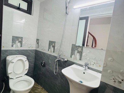 Bán nhà 6 tầng, 40m2, mặt tiền 4m, 50m ra đường Ngọc Hồi, ô tô vào nhà 1
