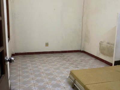 Cho thuê nhà trong ngõ đê trần khát chân, 60m2, 2.5 tầng, 3pn, 2 wc, 8 triệu 2