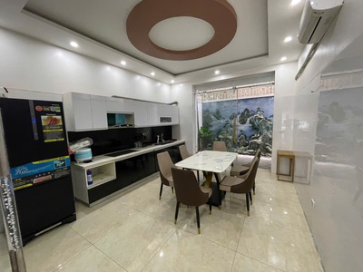 Cho thuê nhà mặt phố Văn Cao, DT: 85m2, 4 ngủ khép kín. 2