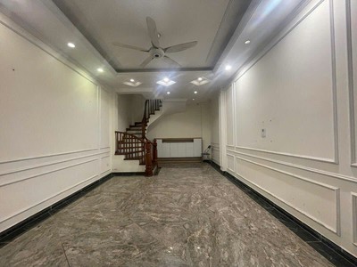 Cách mặt phố Võ Chí Công 10m, lại có chỗ đỗ ô tô sát nhà, vô cùng thuận tiện cho việc di chuyển. 0