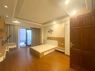 Cách mặt phố Võ Chí Công 10m, lại có chỗ đỗ ô tô sát nhà, vô cùng thuận tiện cho việc di chuyển. 2