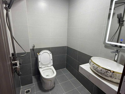 Em cần bán căn chung cư hh linh đàm tầng trung  căn góc 2 ngủ 2 vs 56m tầng tiện 6 thang máy 4