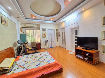 Bán nhà hoàng cầu   ngõ nông   phía quận ủy   ô tô dừng đỗ   52m  x 5t   mặt tiền 4m   18,6 tỷ 1