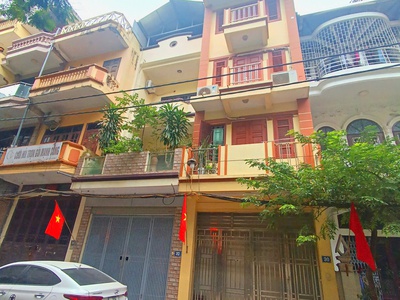 Bán nhà hoàng cầu   ngõ nông   phía quận ủy   ô tô dừng đỗ   52m  x 5t   mặt tiền 4m   18,6 tỷ 0